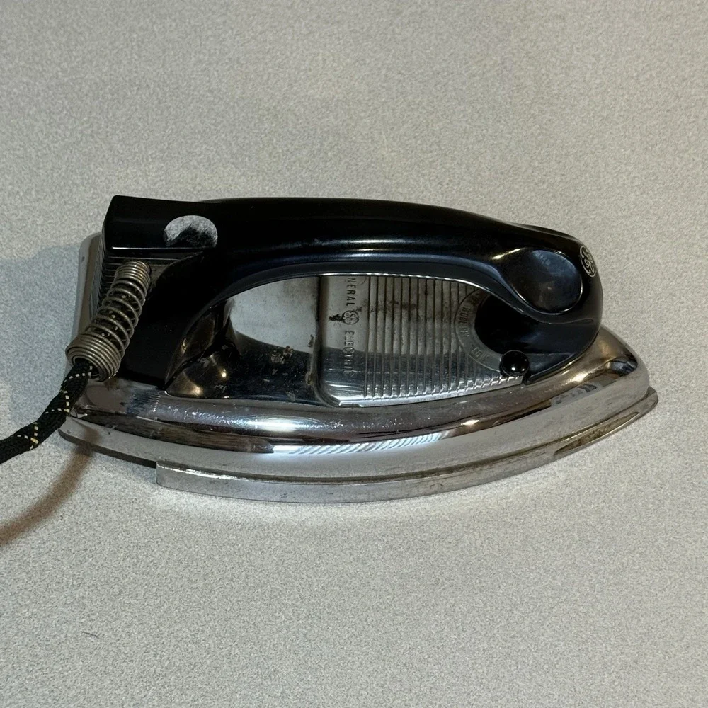 GE ELECTRIC DRY IRON, CAT. NO. 129F32 WATTS 1000, Volts 115 Made In USA Vintage‎